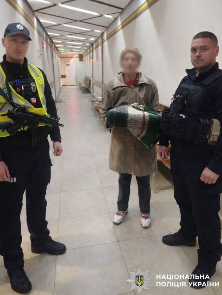 На фото зображена жінка, яка загубилася