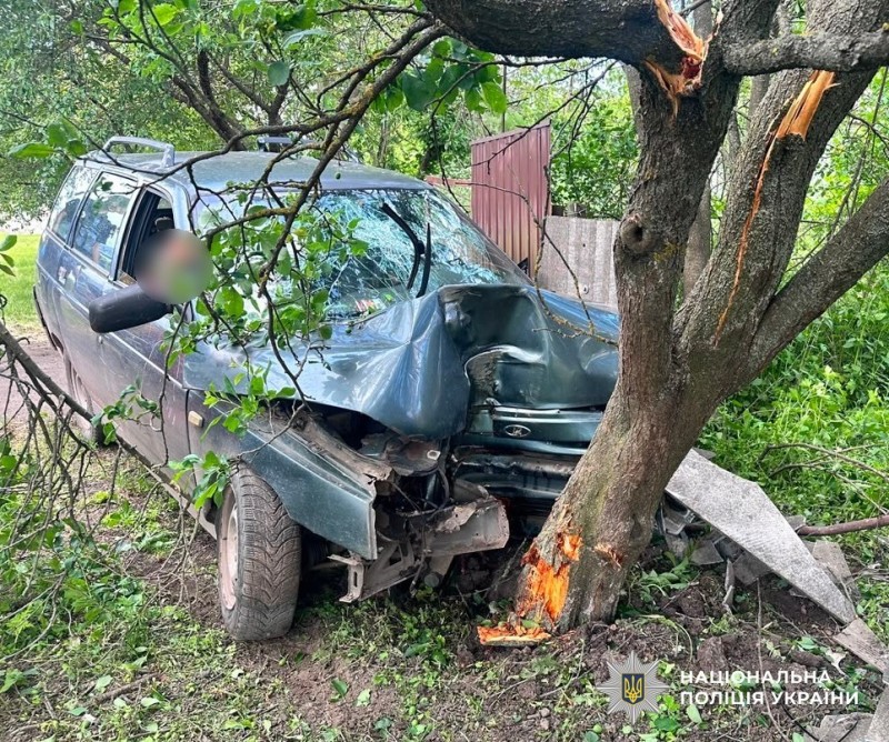 Пошкоджений автомобіль на місці ДТП