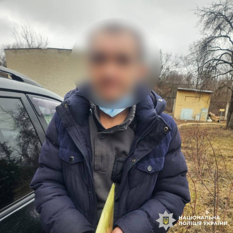 На фото затриманий чоловік, який спричинив тяжкі тілесні ушкодження своєму знайомому