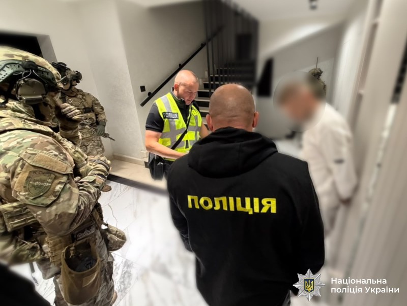 Фігурант отримував від потерпілих дороговартісні автомобілі та документи на нерухомість, обіцяючи розрахуватися або вигідно реалізувати майно. Натомість власники залишалися без грошей, а автомобілі за підробленими документами переоформлювали на інших осіб.