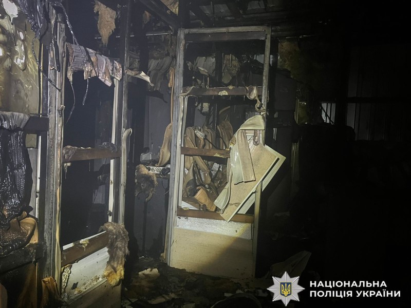 На фото зображено наслідки пожежі, внаслідок якої загинув чоловік, про це вказано в статті.