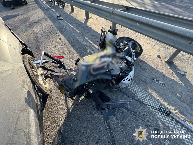 На фотографії зображено місце ДТП, в якій травмувався мотоцикліст.