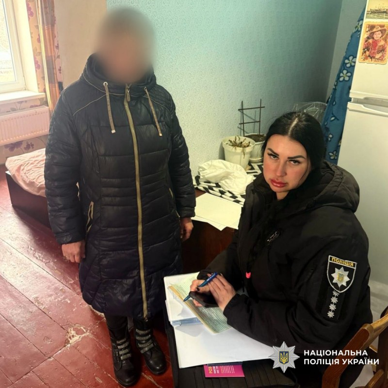 Поліцейська поруч з постраждалою