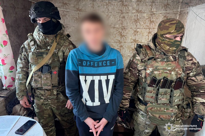 Поліцейські проводять роботу з громадянином.