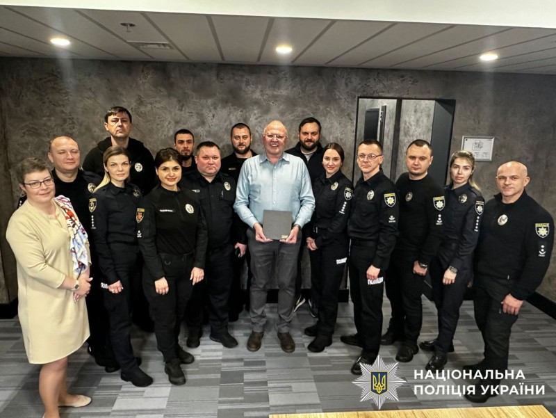 На фотографії зображено поліцейських, які взяли участь у заході в межах міжнародного проєкту «Реформування сектору  цивільної безпеки в Україні», що реалізується за підтримки Уряду Великої Британії та Департаменту Головної інспекції та дотримання прав людини Національної поліції України.