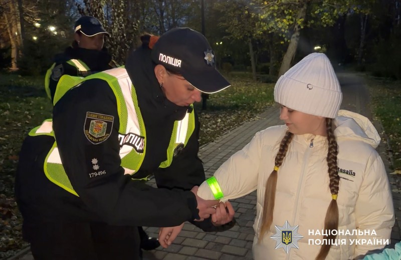 поліцейська вручає флікер