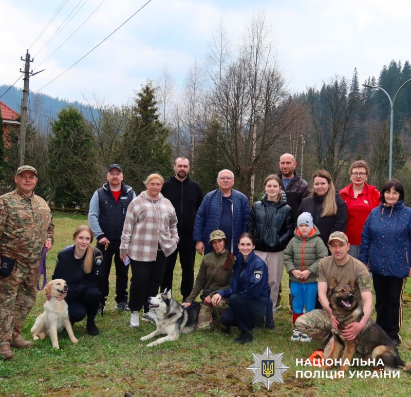 Кінологи поліції Прикарпаття привезли своїх чотирилапих помічників. Бійці гладили собак, усміхались і так - відволікалися від пережитого болю та тривог.