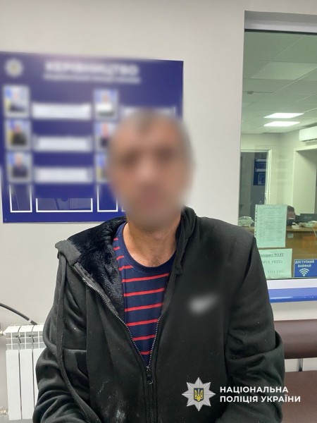 На фото зображений зловмисник, якому повідомлено про підозру за фактом нанесення тяжких тілесних ушколжень на Обухівщині.