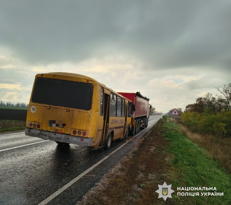 Пошкоджені транспортні засоби на місці ДТП