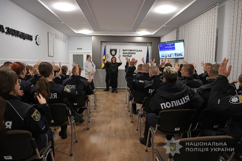 учасники жестовою мовою дякують