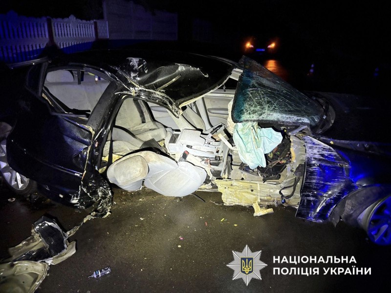 На фото зображений пошкоджений автомобіль. Фото з місця ДТП.