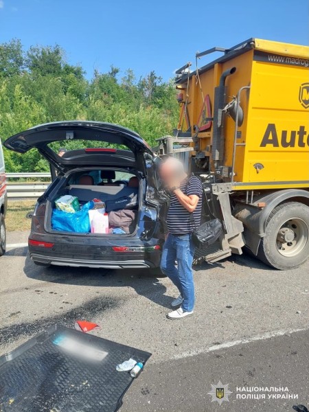 пошкоджений автомобіль на місці ДТП