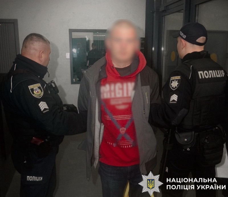На фотографії зображено затриманого зловмисника.