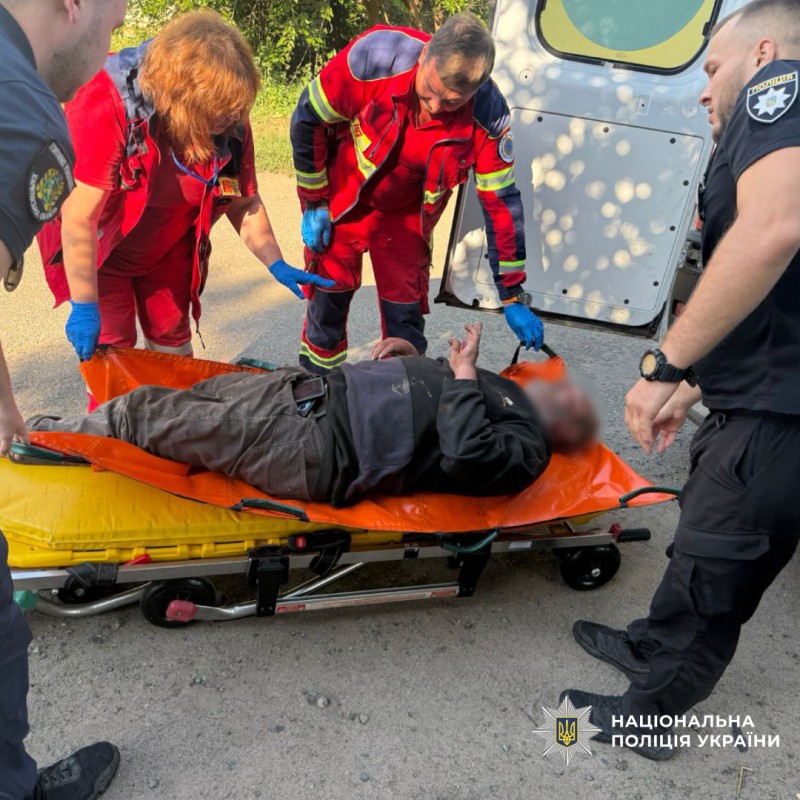 Поліцейські Харківщини надали домедичну допомогу чоловікові, якому раптово стало зле