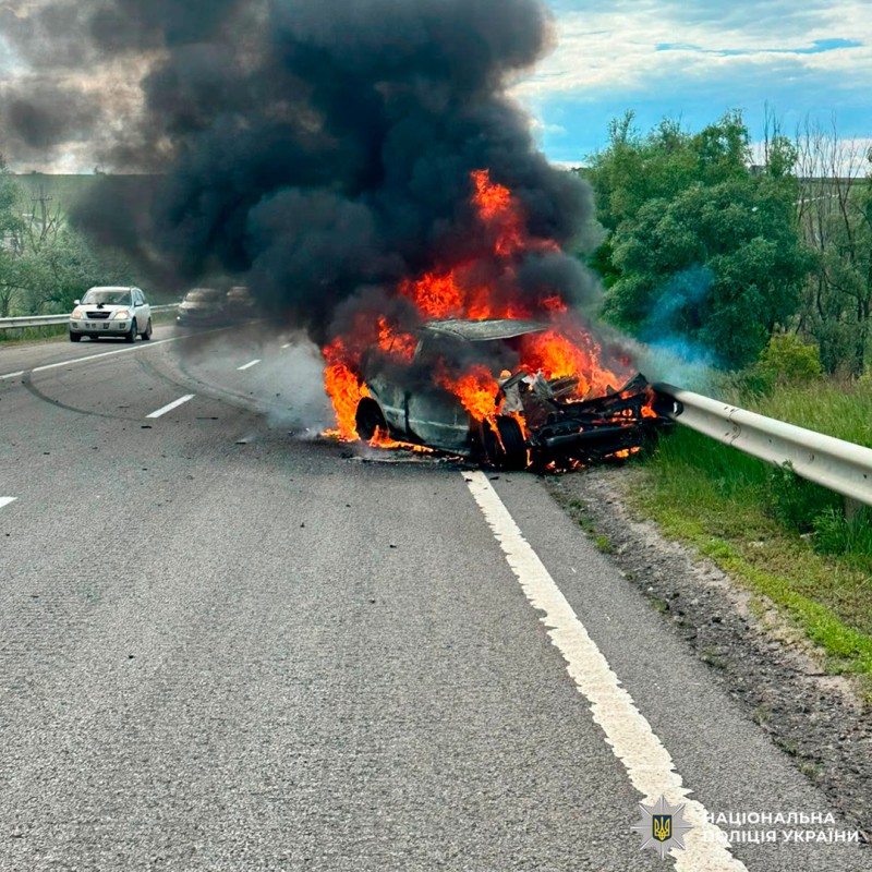 Ворожий БпЛА поцілив у цивільний автомобіль: поліцейські фіксують черговий воєнний злочин рф на Харківщині