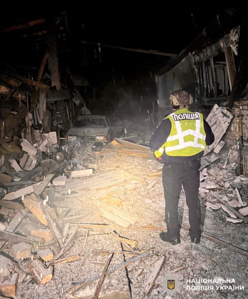 На фото зображений поліцейський, який працює на місці обстрілу