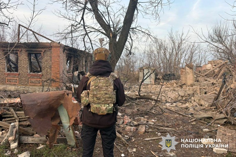 Поліцейський документує наслідки обстрілу