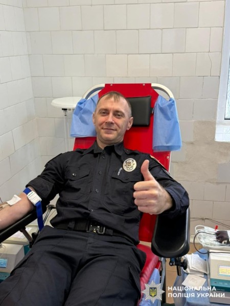 На фотографії зображено правоохоронців, які долучилися до здачі крові, аби допогти тим, хто цього потребує.