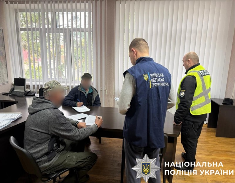 На фото затримані чоловіки, працівники прокуратури та поліції.
