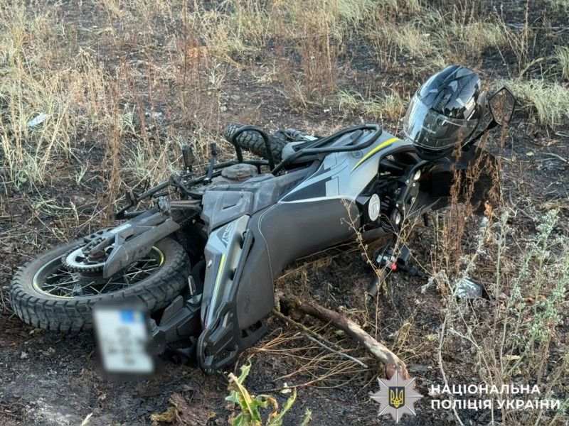 На фотографії зображено місце події та моторанспорт, який є учасником події.