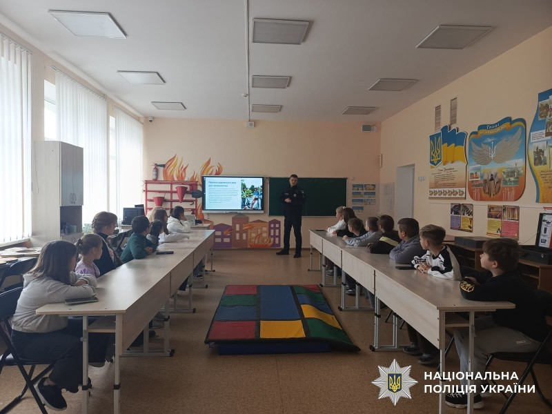 Безпечна дорога починається з дотримання простих правил: поліцейські Миргородщини навчають школярів дотримуватися правил дорожнього руху