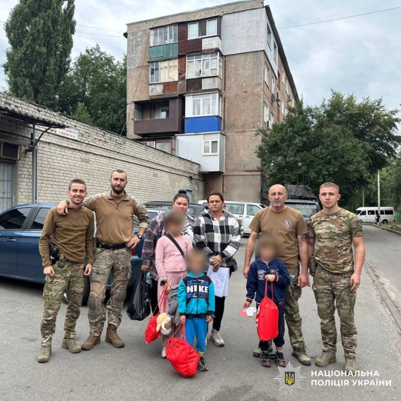 Поліцейські спецпідрозділу «Білі Янголи» евакуювали родину з Куп’янського району