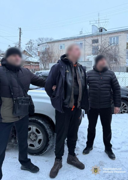 Поліцейські Івано-Франківщини встановили місцеперебування та затримали чоловіка, який вчинив напад на 41-річного мешканця Косівської громади та відкрито заволодів його майном.