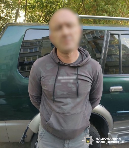 На фотографії зображено фігуранта, якого затримали в процесуальному порядку