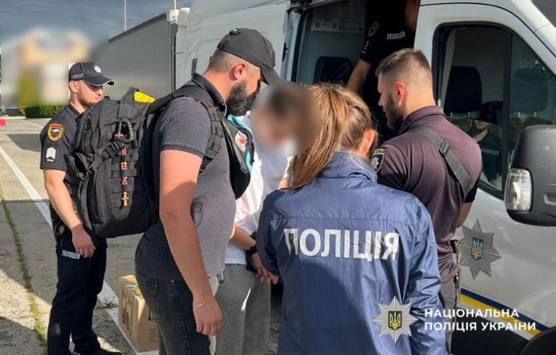 Поліцейські під час екстрадиції правопорушника