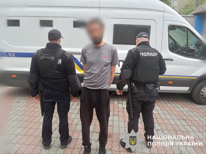 На фото зображений затриманий чоловік разом з поліцейськими.