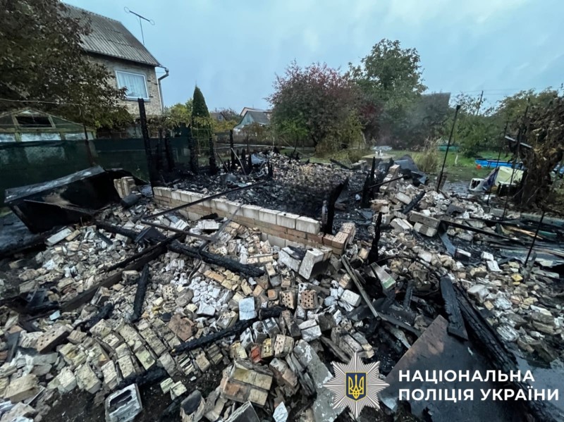 На фото зображено наслідки пожежі, про яку вказано в статті.