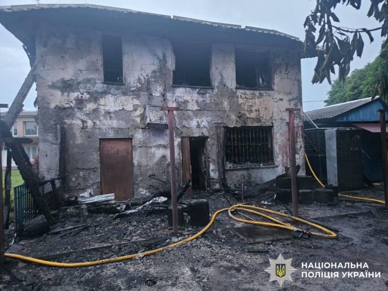На фото зображений магазин, який згорів у пожежі внаслідок підпалу