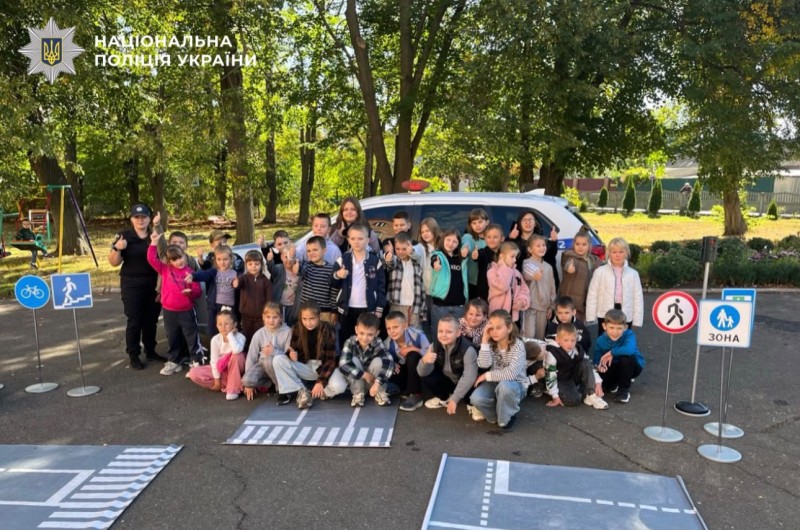 На фотографії зображено ювенальних інспекторів Білоцерківського районного управління поліції, які провели пізнавальне заняття для учнів гімназії.