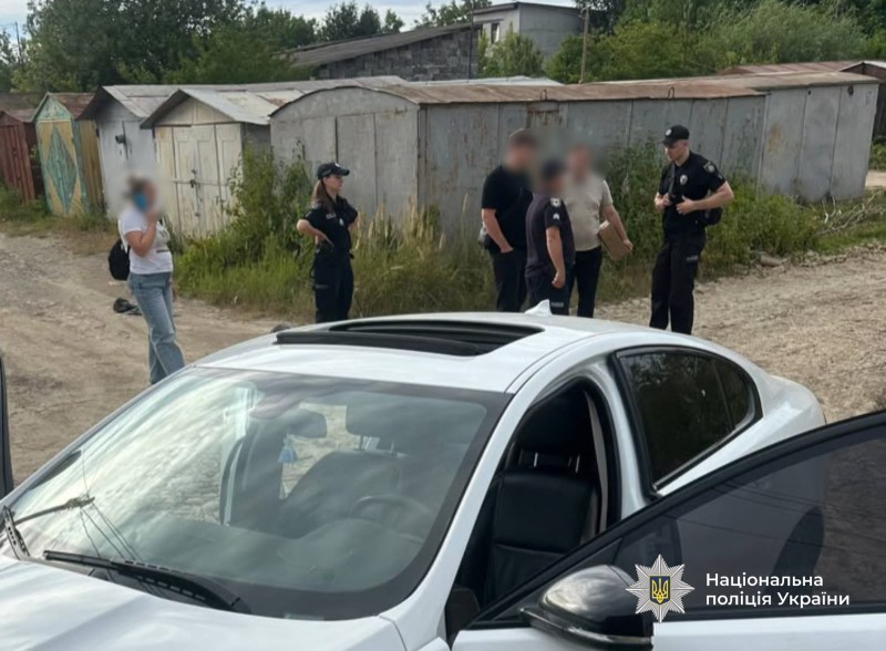 Під час конфлікту 19-річний місцевий житель завдав знайомому ножових поранень у шию. Лікарі врятували потерпілому життя. Поліцейські встановили та затримали нападника. Слідчі уже повідомили фігуранту про підозру.