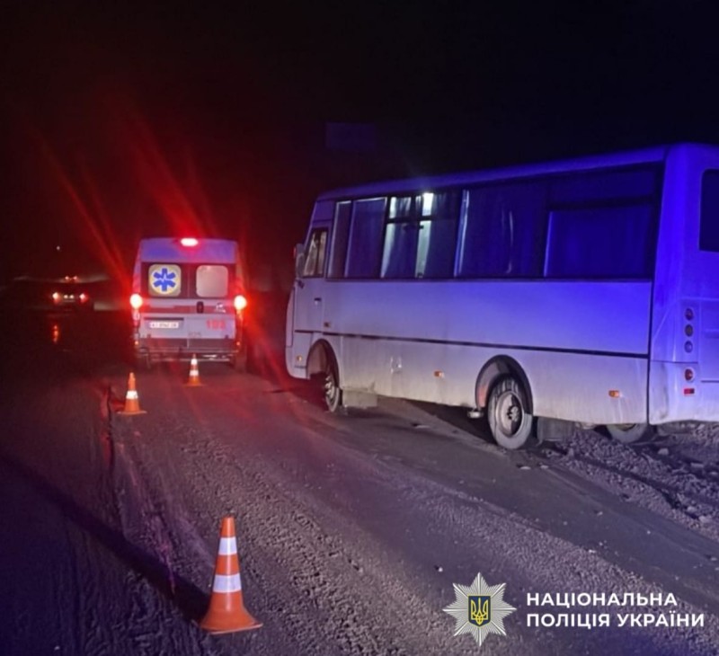 На фотографії зображено місце події та автомобіль, який є учасником ДТП.