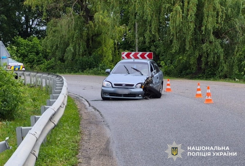 Пошкоджений автомобіль на місці ДТП