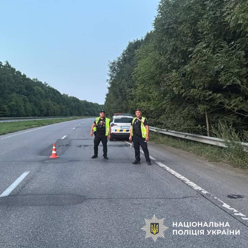 Поліцейські забезпечили безпеку дорожнього руху через пошкодження покриття на трасі на Харківщині