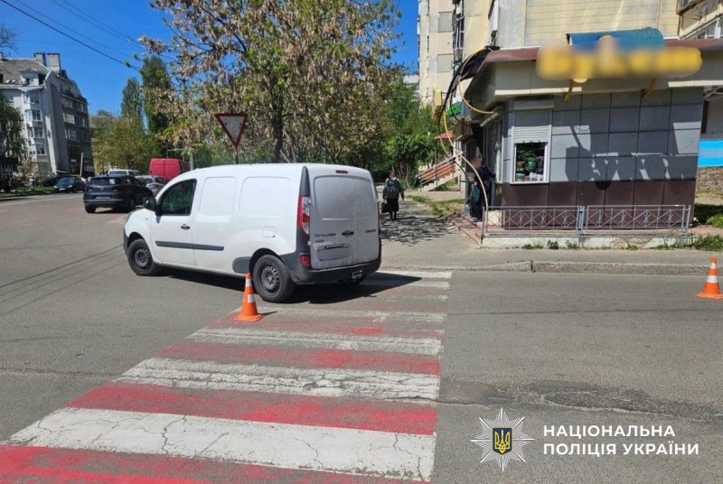 На фото автомобіль, вказаний у статті на дорозі.