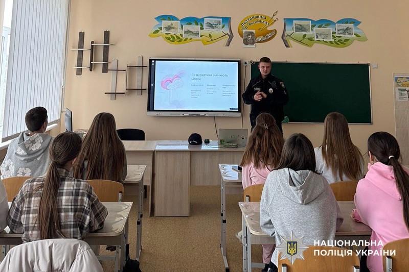 Поліцейський говорить зі старшокласниками про здоров'я