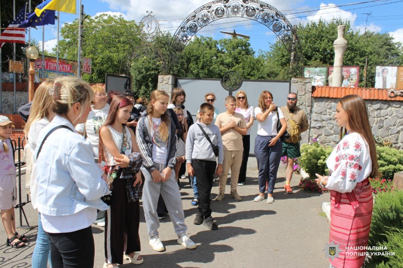 для малечі організувано культурно-просвітницьку поїздку в музей гончарства