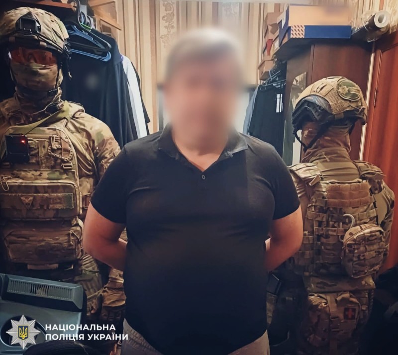 На фото затриманий зловмисник.