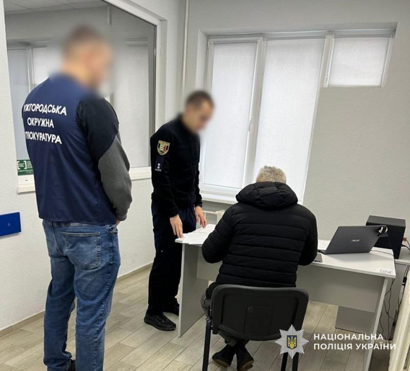 Слідчий поліції оголошує підозру експосадовцю департаменту міськради