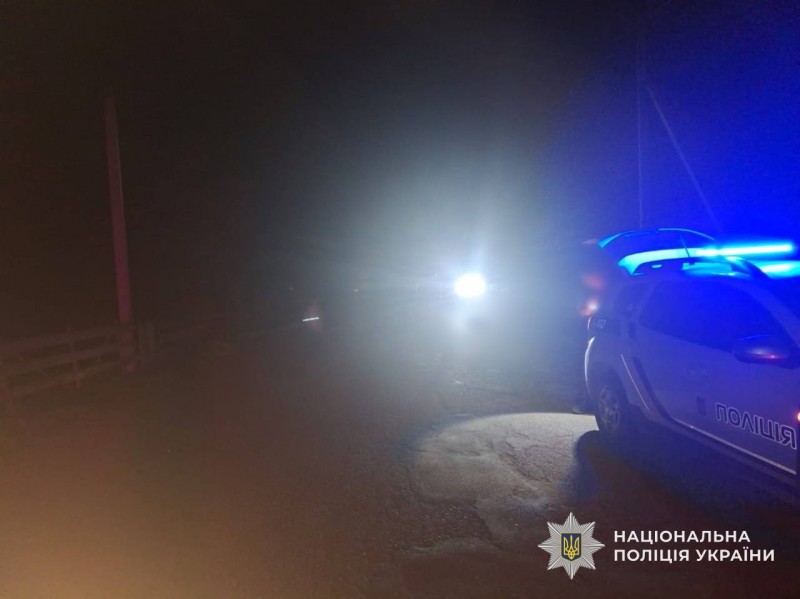 Нічний час доби. Автомобіль поліції на місці ДТП