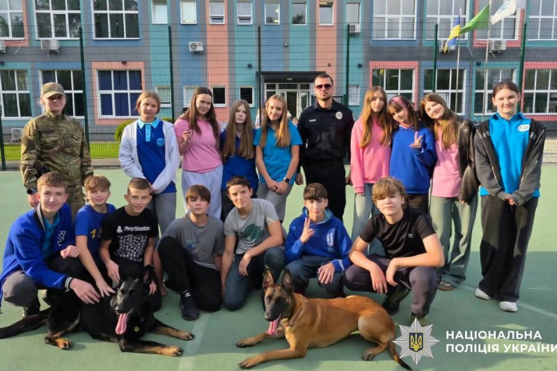 Поліцейські провели профілактичний захід для дітей до Всесвітнього дня захисту тварин
