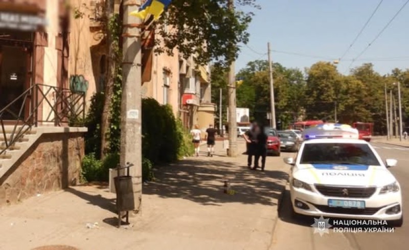 Правоохоронці встановили та затримали фігурантів, причетних до трьох грабежів в Івано-Франківську та Долині. Один із них двічі нападав на літніх жінок. Попри те, що родичі внесли за нього заставу в розмірі понад 200 тисяч гривень, вже перебуваючи під слідством, він повторно вчинив аналогічний злочин, відкрито заволодівши 350 гривнями та мобільним телефоном.