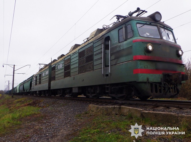 Вантажний потяг зеленого кольору, що збив жінку