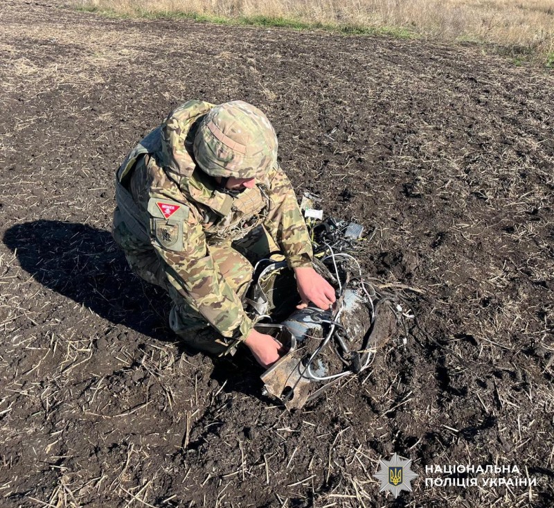 Поліцейський працює з вибухонебезпечним предметом