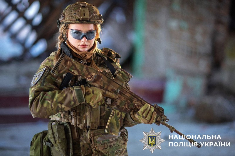 На фото зображено поліцейську