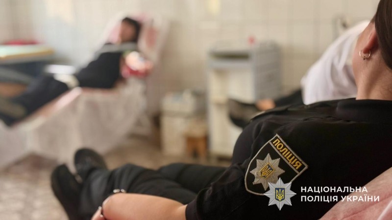 Співробітниця поліції здає кров у медичному закладі