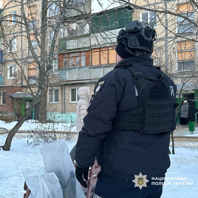Поліція документує наслідки удару ворожого безпілотника по багатоквартирному будинку у Харкові